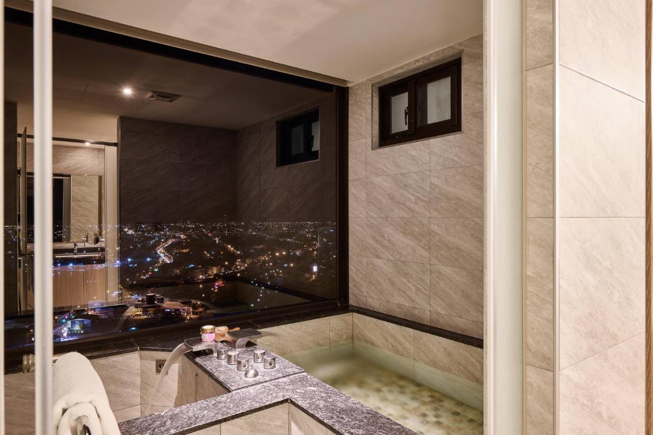 Cuncyue Hot Spring Resort Luodong Zewnętrze zdjęcie Bathroom with a view
