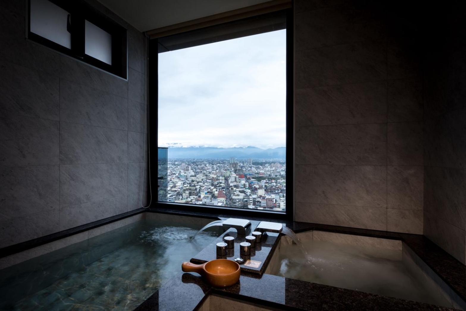 Cuncyue Hot Spring Resort Luodong Pokój zdjęcie A view of Mount Takami from the hotel