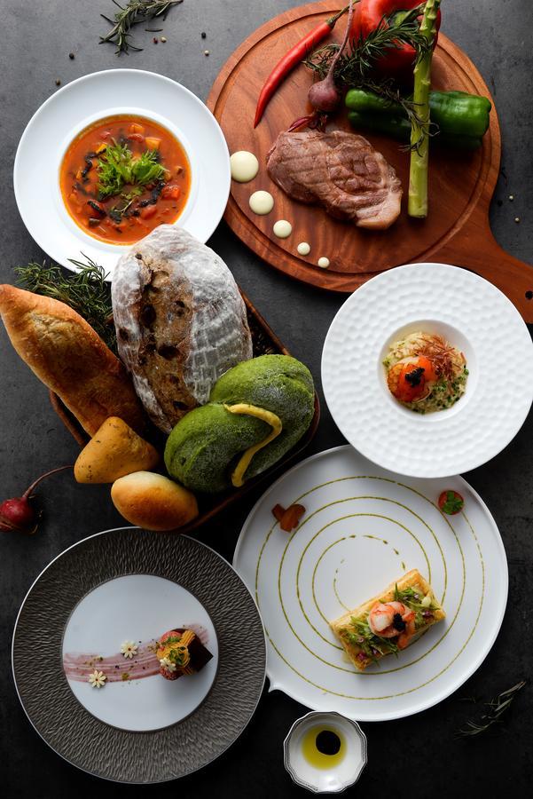 Cuncyue Hot Spring Resort Luodong Zewnętrze zdjęcie A selection of dishes at the restaurant