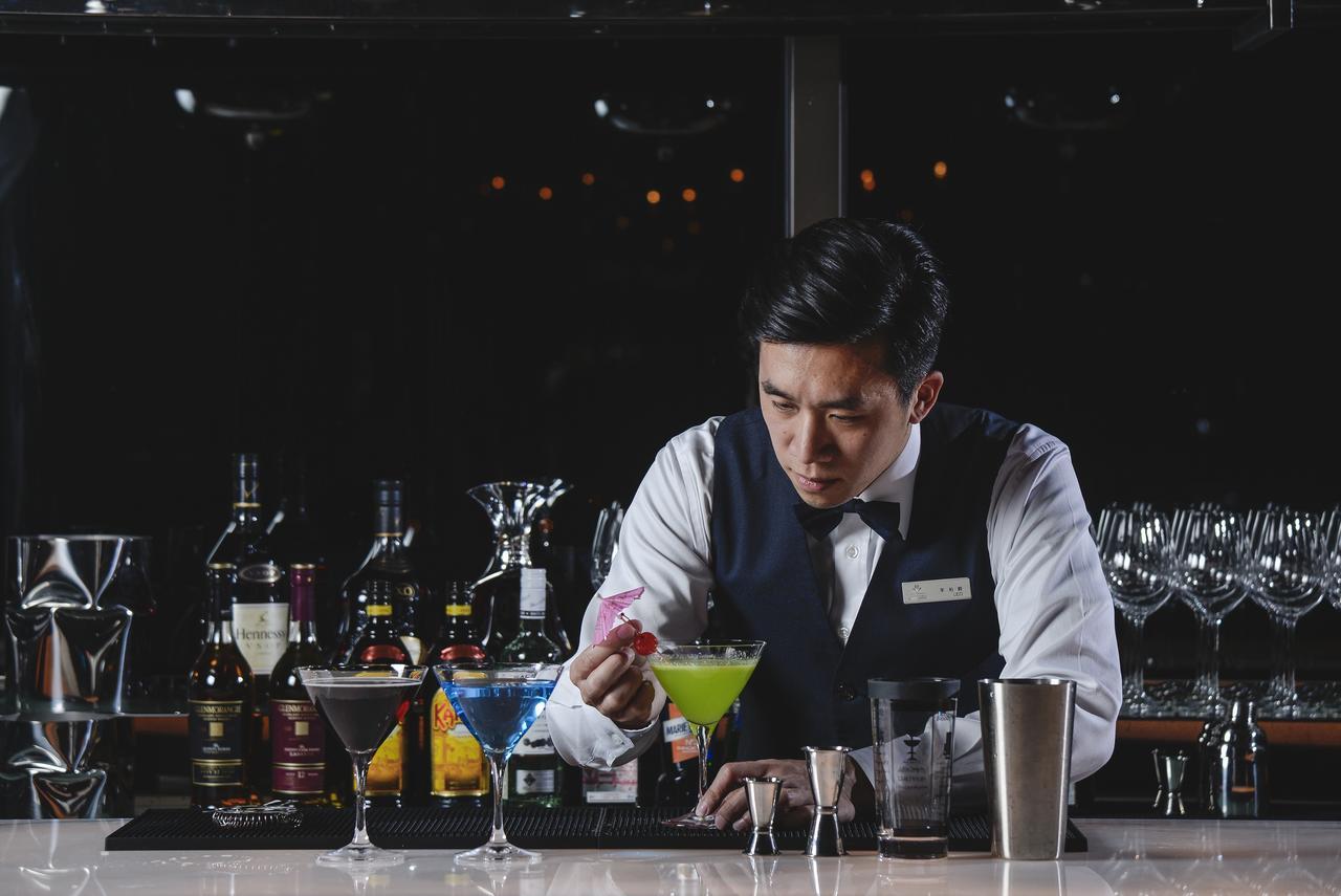 Cuncyue Hot Spring Resort Luodong Zewnętrze zdjęcie Bartender at work